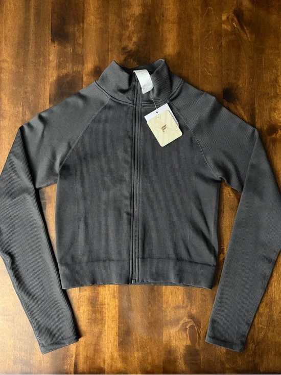 Fabletics Gray Onyx Cropped Seamless Rib Full Zip Jacket NWT Medium - Picture 1 of 4